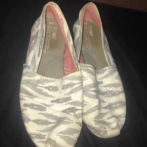White and grey Toms